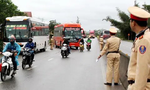 Từ 15/7, tổng kiểm tra xe ôtô chở khách, container, xe máy về nồng độ cồn, ma túy
